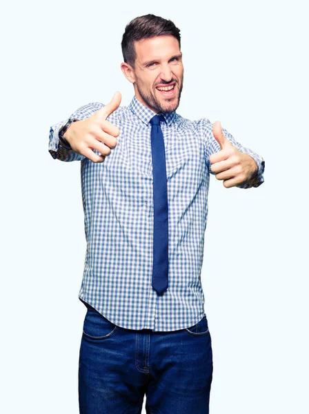 Bonito Homem Negócios Usando Gravata Aprovando Fazer Gesto Positivo Com — Fotografia de Stock