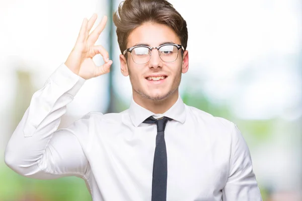 Junger Geschäftsmann Mit Brille Vor Isoliertem Hintergrund Der Positiv Lächelt — Stockfoto