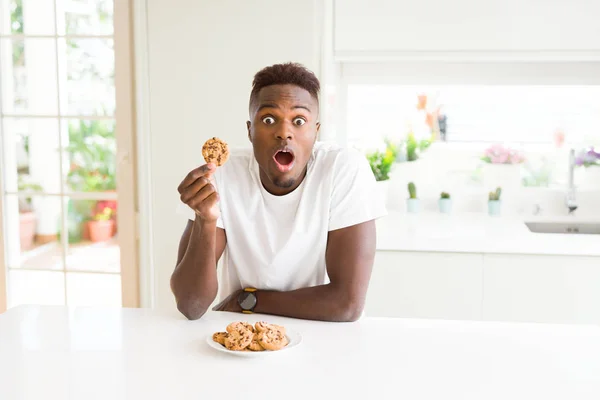 Νέος Αφρικανός Αμερικανός Άνθρωπος Που Τρώει Τσιπς Σοκολάτας Που Φοβούνται — Φωτογραφία Αρχείου