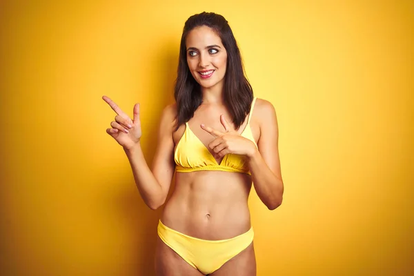 Hermosa Mujer Con Bikini Amarillo Verano Sobre Fondo Amarillo Aislado — Foto de Stock