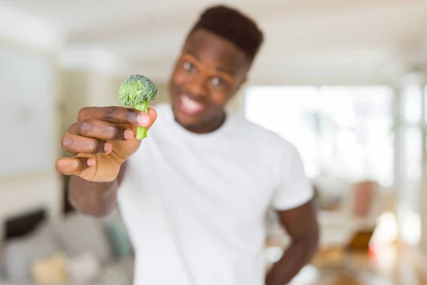 Primer Plano Del Hombre Afroamericano Sosteniendo Brócoli Fresco — Foto de Stock