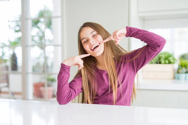 Schöne Junge Mädchen Kind Auf Weißem Tisch Lächelt Zuversichtlich Zeigt — Stockfoto