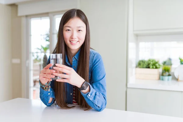 Hermosa Mujer Asiática Bebiendo Vaso Agua Dulce Con Una Cara —  Fotos de Stock