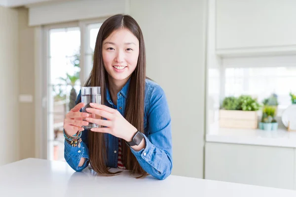 美丽的亚洲女人喝着一杯淡水 脸上挂着幸福的脸 面带微笑 露出自信的微笑 露出牙齿 — 图库照片