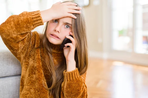 Menina Bonita Garoto Ter Uma Conversa Falando Smartphone Estressado Com — Fotografia de Stock