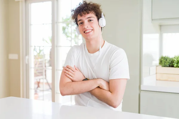 Joven Escuchando Música Usando Audífonos Las Casas Cara Feliz Sonriendo —  Fotos de Stock