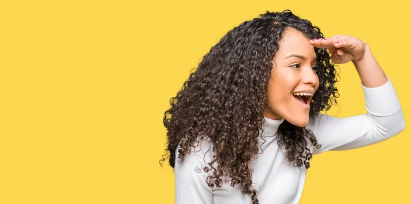 Jonge Mooie Vrouw Met Krullend Haar Dragen Coltrui Trui Erg — Stockfoto