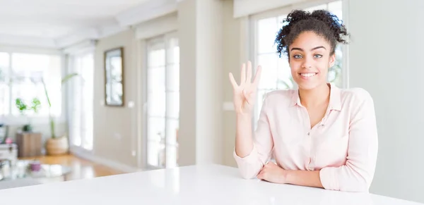 Ângulo Largo Bela Mulher Afro Americana Com Cabelo Afro Mostrando — Fotografia de Stock