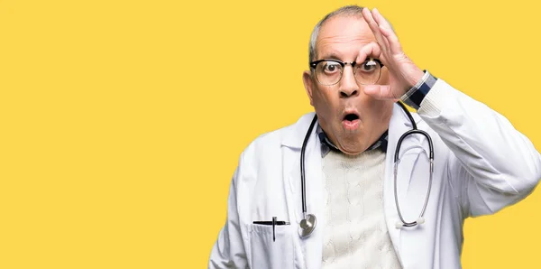 Pěkný Starší Lékař Muž Lékařské Kabátě Dělá Gesto Šokoval Překvapený — Stock fotografie