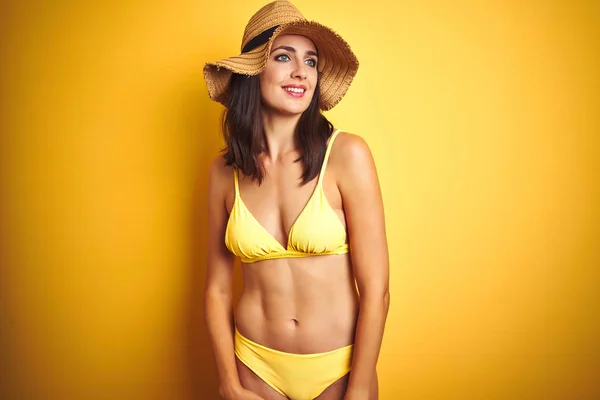 Krásná Žena Nosí Žluté Bikiny Letní Klobouk Přes Izolované Žluté — Stock fotografie