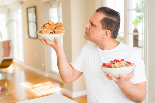 Hombre Comiendo Casa — Foto de Stock