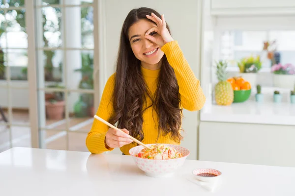 Ung Kvinna Äter Skål Med Asiatiskt Ris Med Ätpinnar Med — Stockfoto