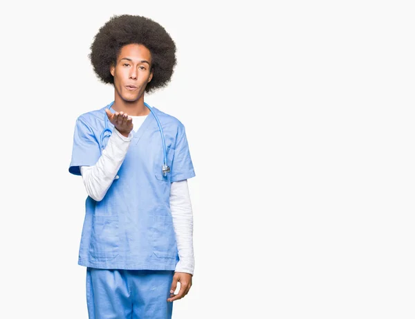 Jovem Médico Americano Africano Com Cabelo Afro Olhando Para Câmera — Fotografia de Stock