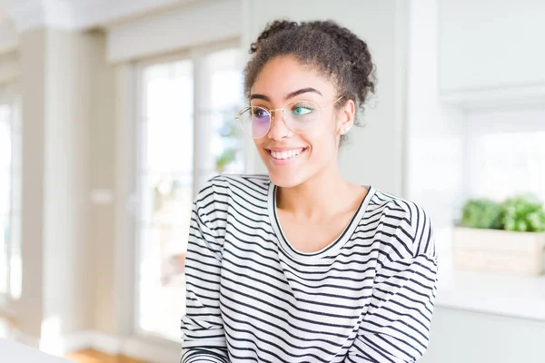 Beautiful Young African American Woman Afro Hair Wearing Glasses Smiling — Stock Photo, Image