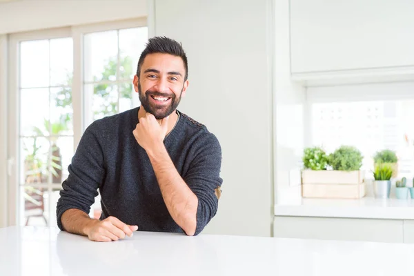 Bonito Homem Hispânico Vestindo Camisola Casual Casa Olhando Confiante Para — Fotografia de Stock