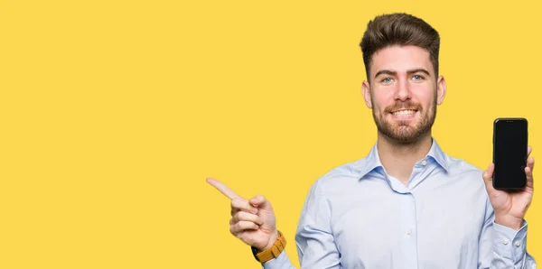 Joven Hombre Guapo Negocio Mostrando Pantalla Del Teléfono Inteligente Muy — Foto de Stock