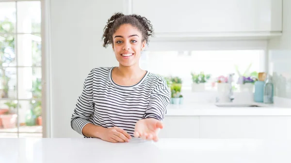 Vacker Afrikansk Amerikansk Kvinna Med Afro Hår Klädd Casual Randig — Stockfoto