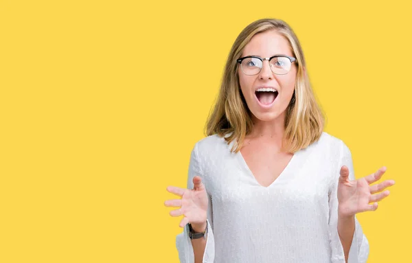 Hermosa Joven Con Gafas Sobre Fondo Aislado Asustado Sorprendido Con —  Fotos de Stock