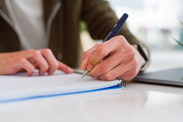 Close Mãos Homem Escrevendo Caderno Trabalhando Tomar Notas — Fotografia de Stock