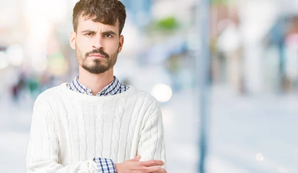 잘생긴 젊은이 회의론 얼굴에 Disapproving 스웨터를 부정적인 — 스톡 사진