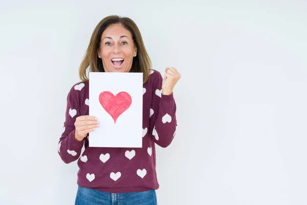 Mujer Mediana Edad Sosteniendo Regalo Tarjeta Con Corazón Rojo Sobre —  Fotos de Stock
