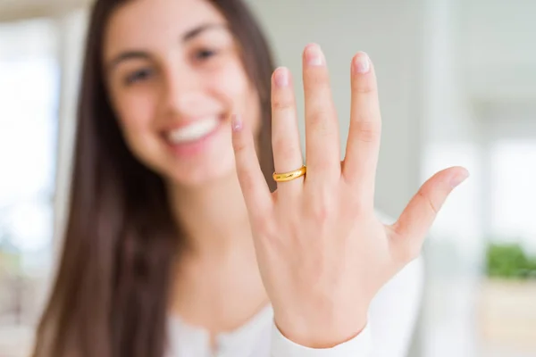 Hermosa Mujer Joven Mostrando Mano Usando Anillo Alianza Boda — Foto de Stock