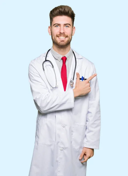 Homem Médico Bonito Jovem Vestindo Casaco Médico Alegre Com Sorriso — Fotografia de Stock