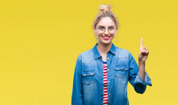 Ung Vacker Blond Kvinna Som Bär Glasögon Över Isolerade Bakgrund — Stockfoto