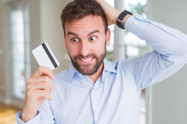 Bonito Homem Negócios Segurando Cartão Crédito Estressado Com Mão Cabeça — Fotografia de Stock