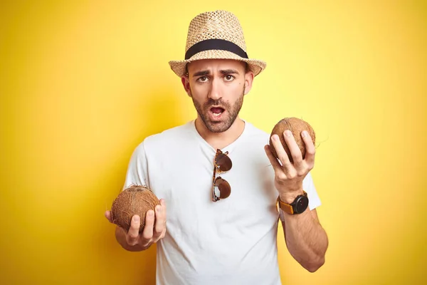 Young Man Wearing Summer Hat Holding Coconut Fruit Yellow Background — Stock Photo, Image