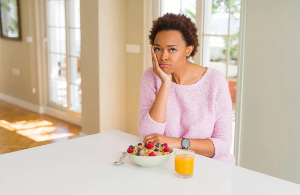 Ung Afrikansk Amerikansk Kvinna Som Har Hälsosam Frukost Morgonen Hemma — Stockfoto