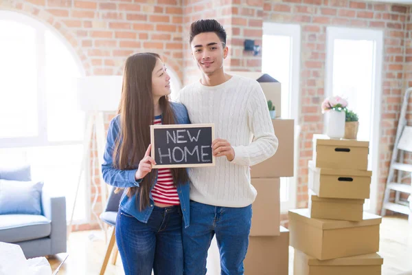 Jonge Mooie Aziatische Paar Glimlachen Happy Holding Blackboard Met Nieuwe — Stockfoto