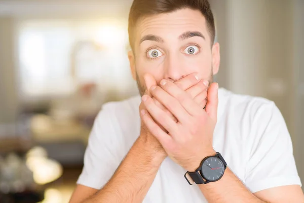 Joven Hombre Guapo Que Llevaba Una Camiseta Blanca Casual Casa — Foto de Stock