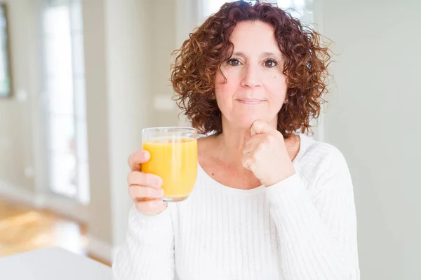 Seniorin Trinkt Ein Glas Frischen Orangensaft Ernstes Gesicht Über Frage — Stockfoto