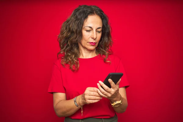 Middelbare Leeftijd Senior Vrouw Met Behulp Van Smartphone Rode Geïsoleerde — Stockfoto