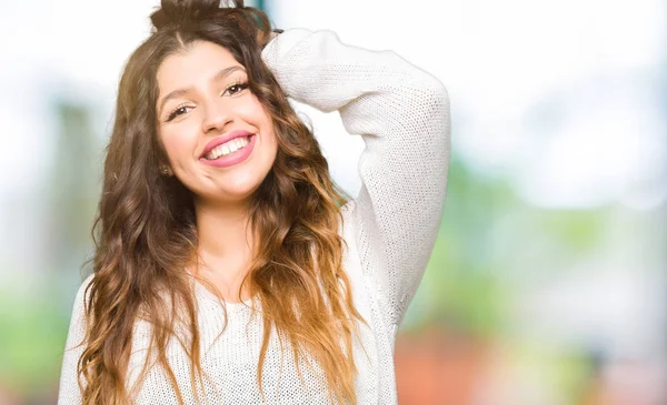 Jovem Mulher Bonita Vestindo Suéter Branco Sorrindo Confiante Tocando Cabelo — Fotografia de Stock