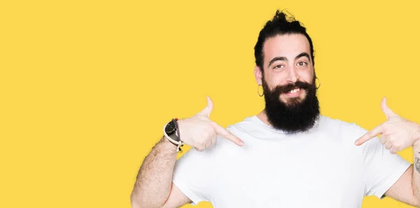 Joven Hombre Hipster Con Pelo Largo Barba Con Camiseta Blanca — Foto de Stock