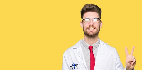 Joven Hombre Científico Guapo Con Gafas Que Muestran Señalan Hacia —  Fotos de Stock
