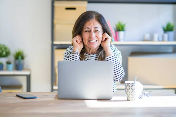 Middelbare Leeftijd Senior Vrouw Zittend Aan Tafel Thuis Werken Met — Stockfoto