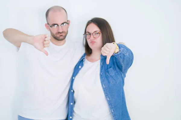 Casal Jovem Juntos Usando Óculos Sobre Fundo Isolado Branco Com — Fotografia de Stock