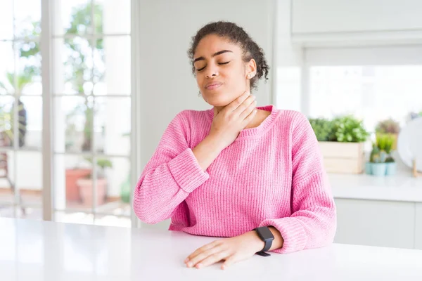 Hermosa Mujer Afroamericana Con Cabello Afro Usando Suéter Rosa Casual — Foto de Stock