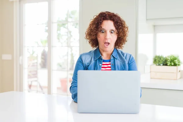 Donna Anziana Che Lavora Con Computer Portatile Spaventato Stato Shock — Foto Stock