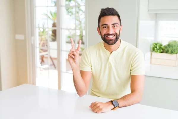 Hombre Hispano Guapo Casual Camiseta Amarilla Casa Sonriendo Con Cara — Foto de Stock