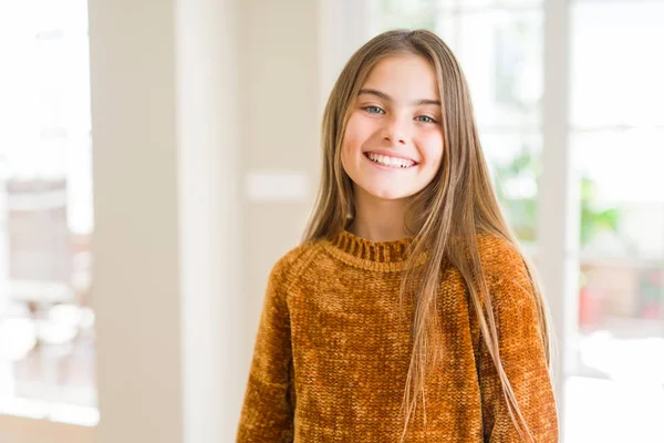 Güzel Genç Kız Çocuk Evde Yüzünde Mutlu Serin Bir Gülümseme — Stok fotoğraf