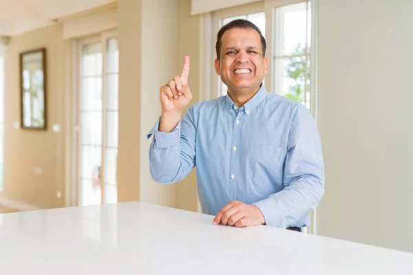 Hombre Mediana Edad Sentado Casa Mostrando Señalando Con Dedo Número — Foto de Stock