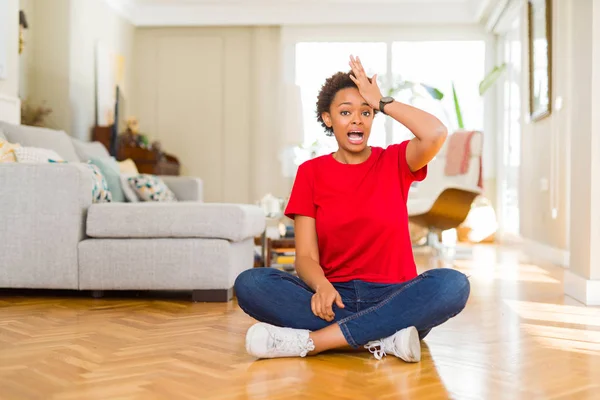 집에서 바닥에 아름다운 아프리카 미국인 여성은 실수에 머리에 놀라게 오류를 — 스톡 사진