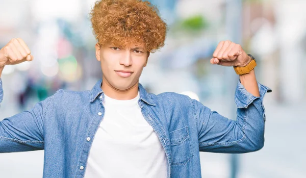 Ein Junger Gutaussehender Mann Mit Afro Haaren Trägt Jeansjacke Und — Stockfoto