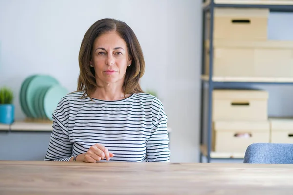 Mujer Mayor Mediana Edad Sentada Mesa Casa Relajada Con Expresión —  Fotos de Stock