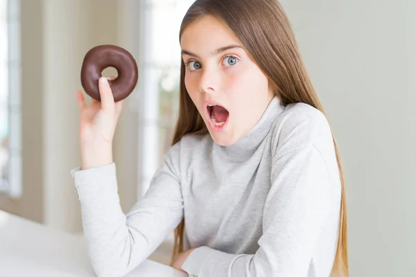 Hermosa Jovencita Vestida Comiendo Donut Chocolate Asustada Shock Con Una —  Fotos de Stock