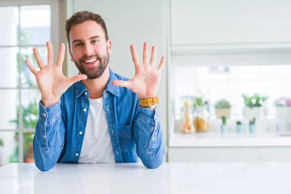 Bonito Homem Casa Mostrando Apontando Para Cima Com Dedos Número — Fotografia de Stock